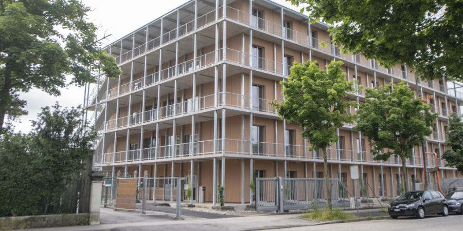 Die Staatsanwaltschaft muss die Ermittlungen gegen einen Mitarbeiter des Bundesasylzentrums in Basel nun doch wieder aufnehmen. Dabei geht es um einen Vorfall, bei dem sich ein Asylsuch...