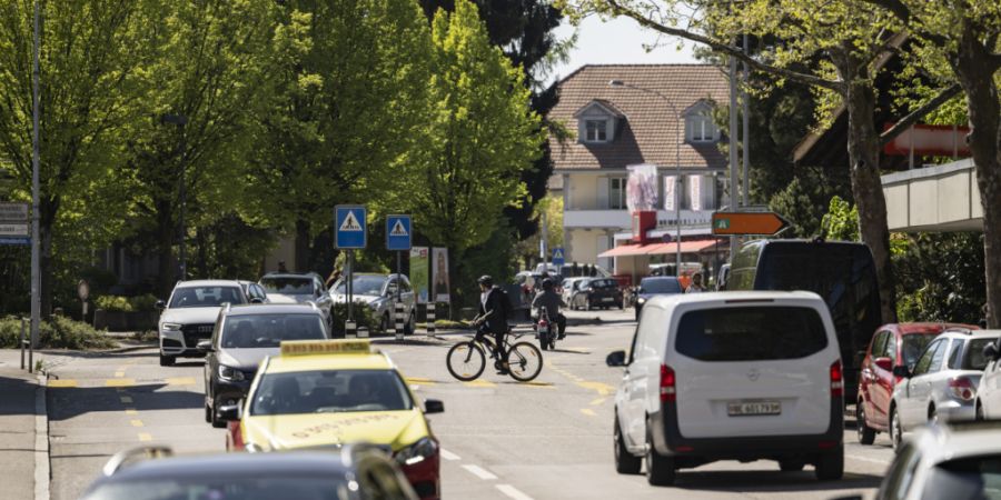 An der Bernstrasse in Ostermundigen (im Bild) wurde am Samstag in zwei verschiedenen Läden versucht, Bargeld zu entwenden. In einem Tankstellenshop war ein mutmasslicher Täter erfolgr...