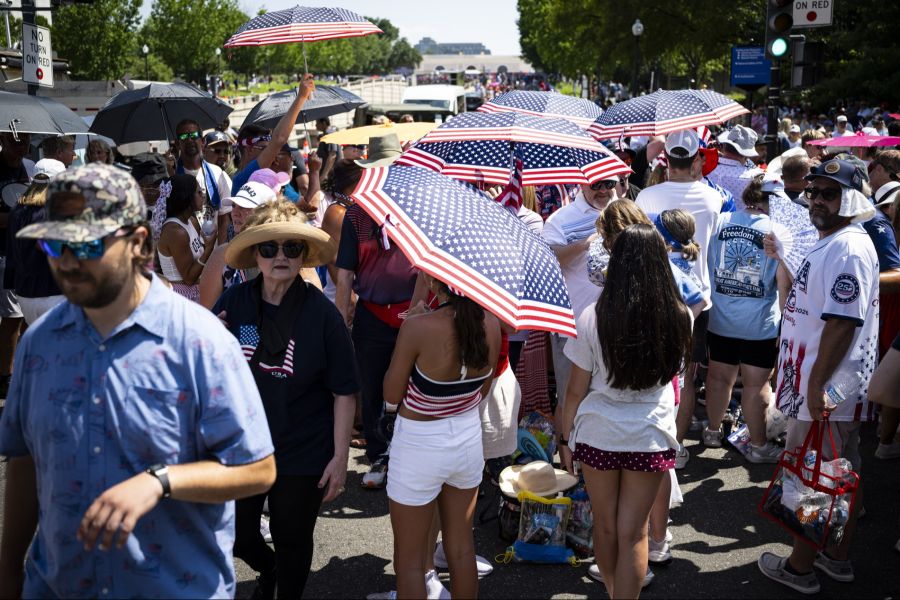 Viele Fans verweigerten trotz Blitzgefahr den Abzug von der National Mall.
