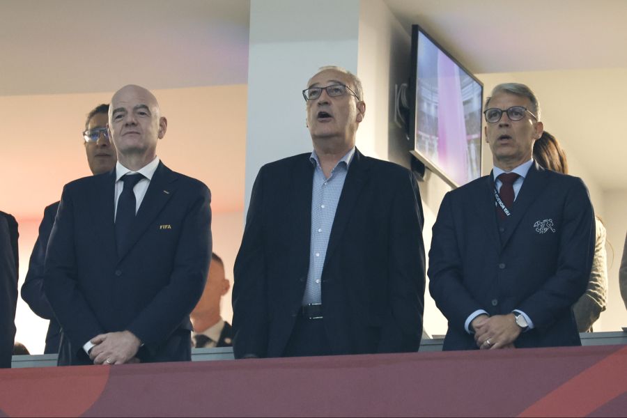 Das Spiel verfolgte Parmelin zwischen FIFA-Chef Gianni Infantino (l.) und SFV-Mann Peter Knäbel.
