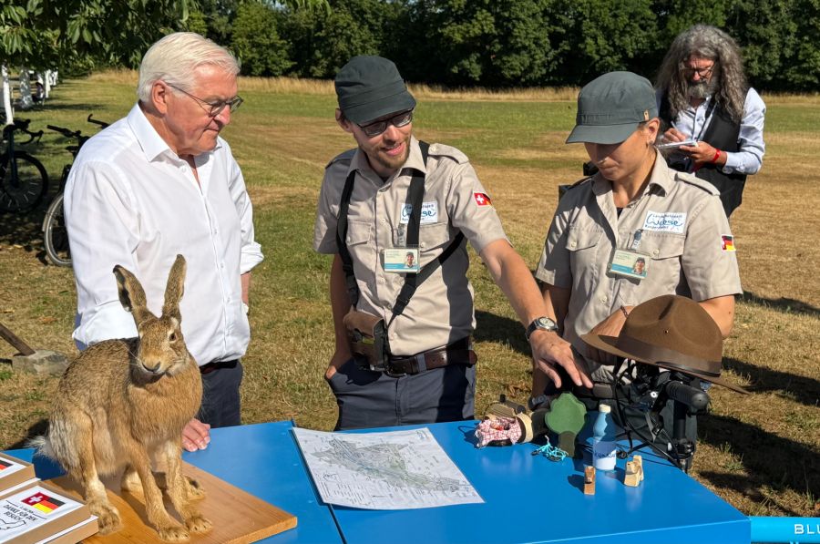 Am Eisweiher gaben zwei Ranger dem Bundespräsidenten Einblicke in ihre Arbeit.