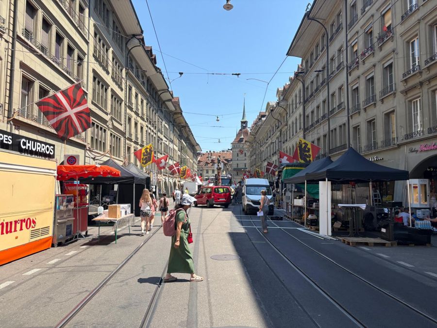 Die Spitalgasse macht sich bereit für das Bärner Stadtfescht. Die letzten Aufbauarbeiten bei den Ständen laufen.