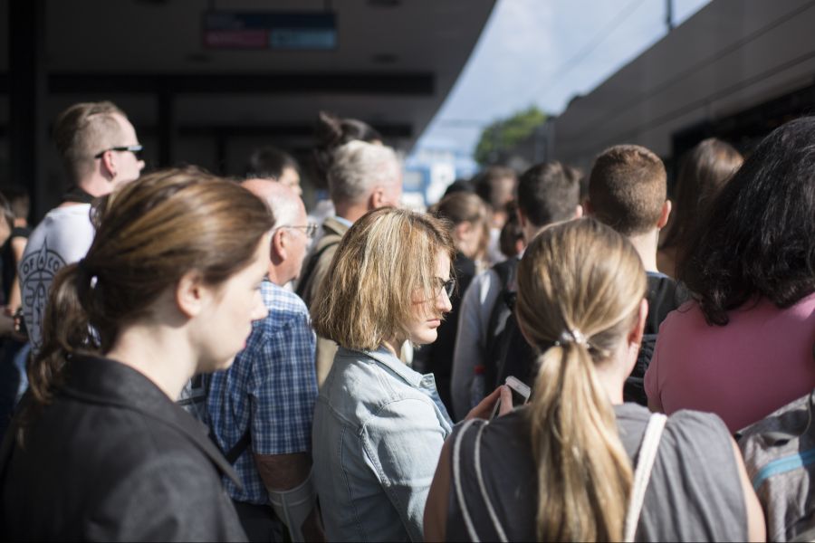 Wie viele Menschen haben in der Schweiz Platz?