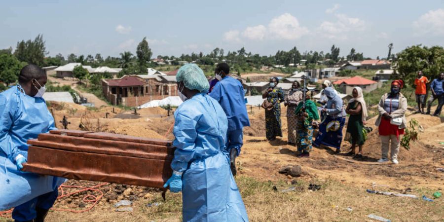 ARCHIV - Mitarbeiter des Roten Kreuzes bereiten sich darauf vor, ein sechs Monate altes, durch Ebola verstorbenes Waisenmädchen auf dem Bigo-Friedhof beizusetzen. Foto: Moses Sawasawa/...
