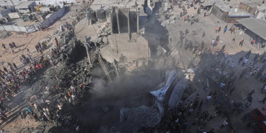 dpatopbilder - Palästinenser begutachten die Trümmer eines Gebäudes, das bei einem israelischen Luftangriff zerstört wurde. Foto: Jehad Alshrafi/AP/dpa