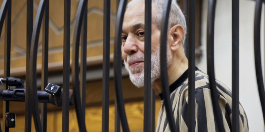 Ahmed Hassun, ehemaliger Großmufti Syriens unter dem gestürzten Präsidenten Assad, steht im Angeklagtenkäfig im Justizpalast. Foto: Ghaith Alsayed/AP/dpa