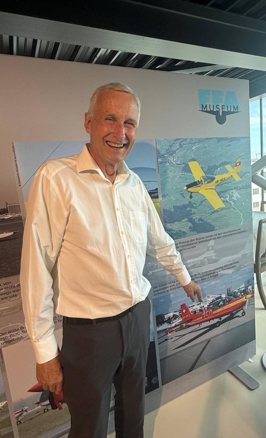 OK-Präsident Roland Müller zeigt stolz auf eine Abbildung des Trainingsflugzeugts AS S202, auf der er seine Kunstflugprüfung ablegte.