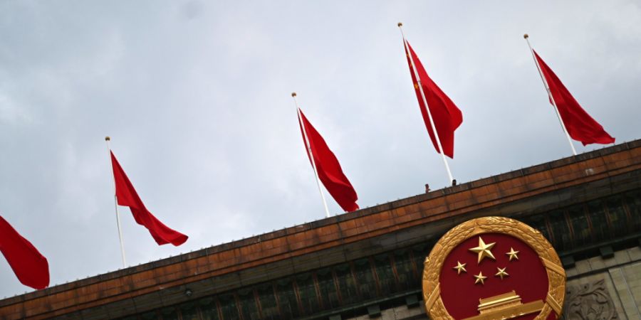 ARCHIV - Das Emblem der Volksrepublik China prangt an der Großen Halle des Volkes. Ein Gericht in Sanhe hat Künstler Gao Zhen zu drei Jahren Haft wegen dessen Mao-Skulpturen verurteil...