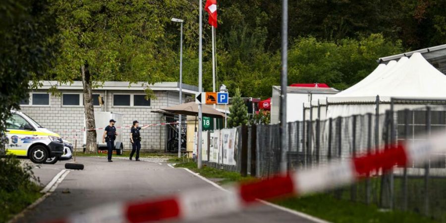Am Tag nach den tödlichen Schüssen an einer Raveparty bei der Aarauer Pferderennbahn im Schachen ist die Polizei noch immer am Tatort.