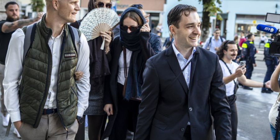 Die beiden Hauptbeschuldigten im Prozess gegen Mitglieder der rechtsextremen Gruppierung «Junge Tat» auf dem Weg zum Bezirksgericht Zürich am Freitagmorgen.