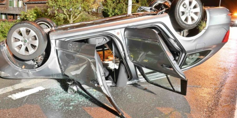 Das eine beteiligte Auto kam auf dem Dach zum Stillstand.