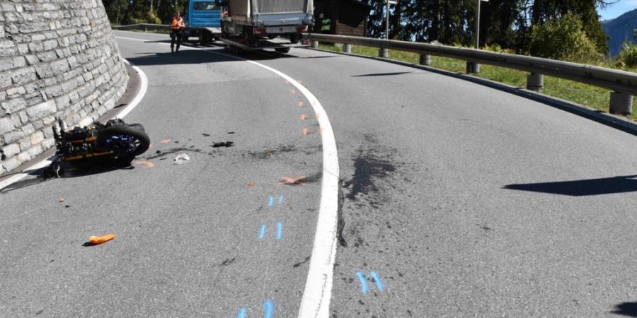 Bei Laax verletzten sich bei einem Unfall zwei Töfffahrer.