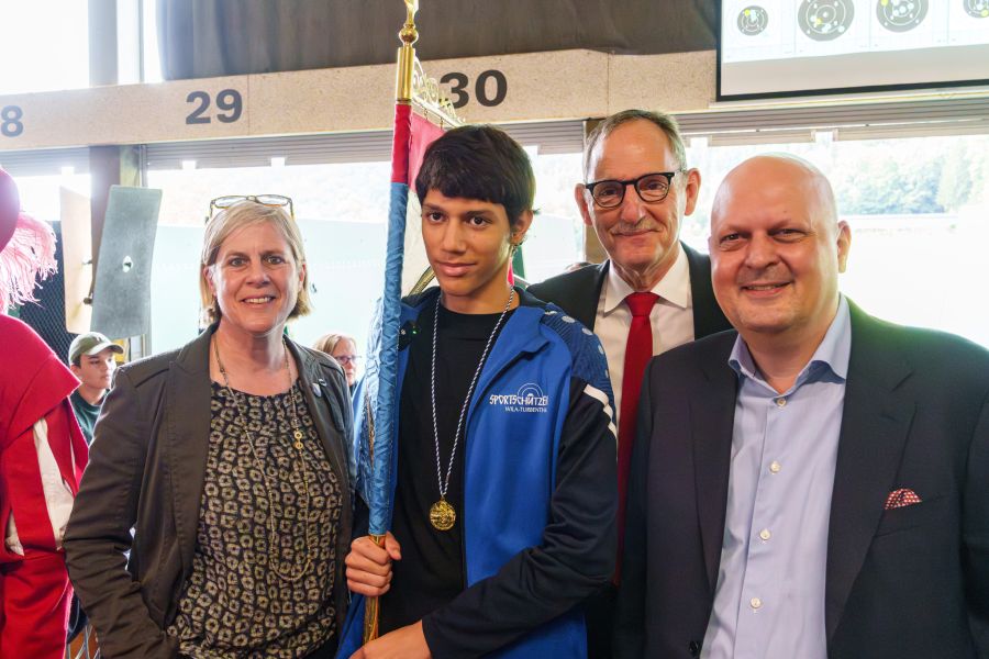 Erinnerungsfoto mit Zürcher Politprominenz: (v.l.) Jacqueline Hofer, Kantonsrätin, Schützenkönig Julian Zehnder, Mario Fehr, Regierungsrat und Stradtrat Michael Baumer.