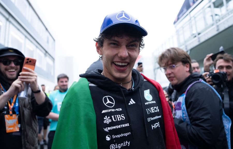 Kimi Antonelli freut sich über seinen vierten Formel-1-Sieg in Folge.