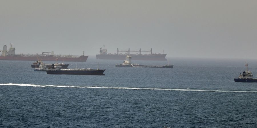 ARCHIV - Im Golf von Oman, entlang der Schifffahrtsrouten zwischen der Straße von Hormus und dem Arabischen Meer Tanker und Frachtschiffe zu sehen. Foto: Uncredited/AP/dpa