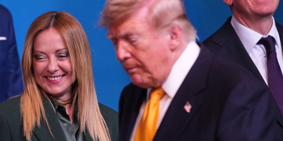 US-Präsident Donald Trump kommt neben der italienischen Ministerpräsidentin Giorgia Meloni zu einem Gruppenfoto während des Nato-Gipfels in Ankara. Foto: Francisco Seco/AP/dpa