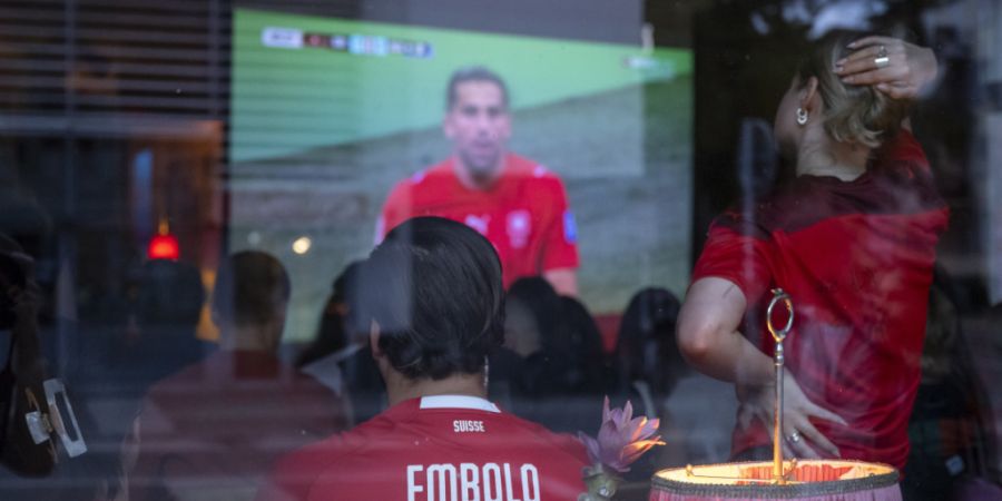 In Chur darf das Schweizer WM-Viertelfinal in Innenräumen der Bars unter bestimmten Voraussetzungen gezeigt werden. (Symbolbild)