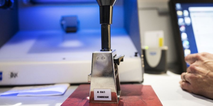 Das neue Grenzsystem EES ersetzt den Stempel im Pass und erfasst neu biometrische Daten in digitaler Form. Die Datenerfassung beansprucht mehr Zeit. (Symbolbild)