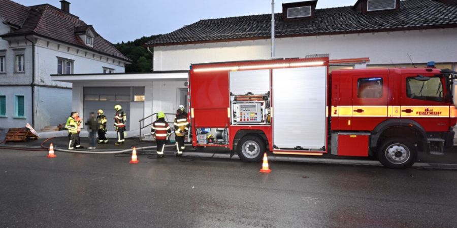 Die Feuerwehr evakuierte das Gebäude und lüftete es während mehrerer Stunden.
