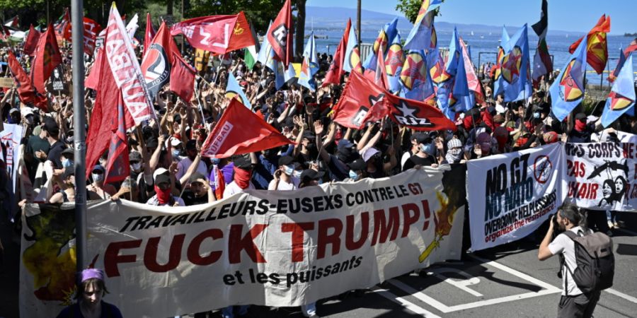 Nach einer ersten Bilanz der Polizei kam es am Rande der Anti-G7-Demonstration, an der am Sonntag in Genf zwischen 20'000 und 30'000 Menschen teilnahmen, zu drei vorläufigen Festnahmen.