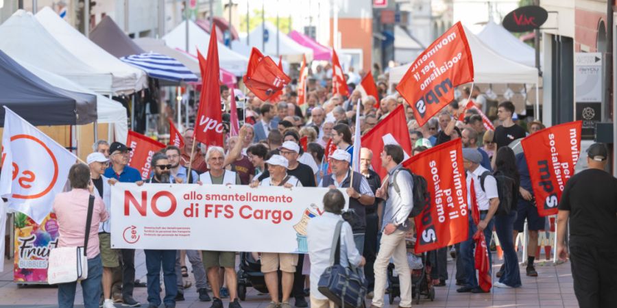 Die Demonstration in Chiasso war auf Initiative des Komitees Nein zum Abbau von SBB Cargo im Tessin und der Gewerkschaften organisiert worden.