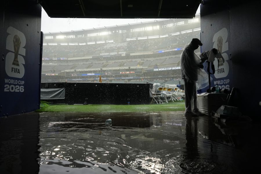 Wassermassen im Stadioninneren: Das Lincoln Financial Field wurde während der Unterbrechung regelrecht überflutet.