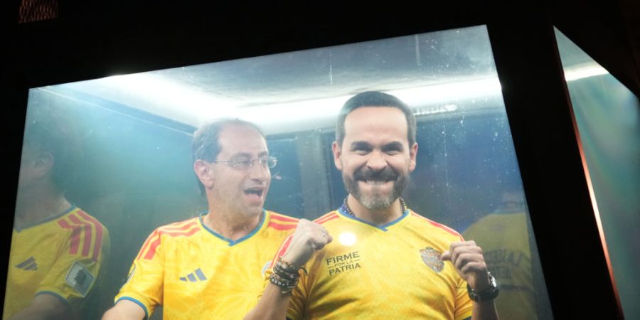 Der Präsidentschaftskandidat Abelardo de la Espriella und sein Vizepräsidentschaftskandidat José Manuel Restrepo fahren in einer gepanzerten Kabine zu einer Siegeskundgebung. Foto: R...