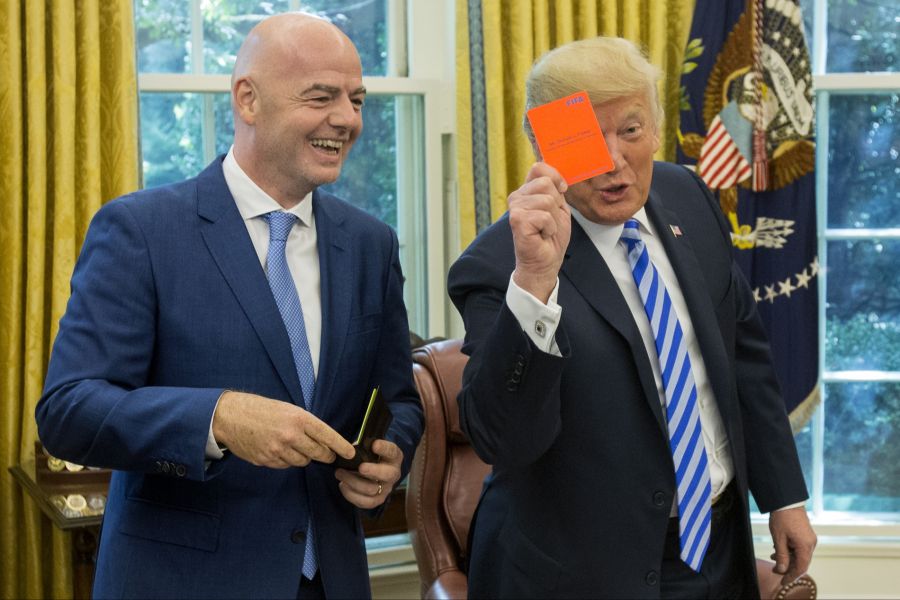 Danach gab Trump zu: «Ich wusste nicht, was eine Rote Karte ist. Als ich es herausfand, sagte ich, ‹du machst Witze›» Dies, obwohl er 2018 mit einer Roten Karte und Infantino posiert hatte.
