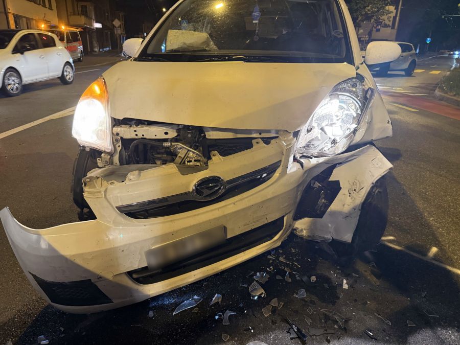 Zwei Personen wurden bei der Kollision leicht verletzt.