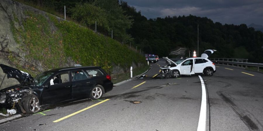 Bei dem Unfall zwischen Sattel und Schwyz wurden mehrere Personen schwer verletzt.