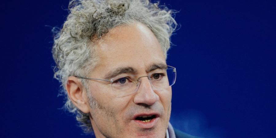 Nach Militär und Behörden suchen auch US-Unternehmen verstärkt KI-Hilfe bei Palantir. Firmenchef Alex Karp nutzt das für eine Attacke auf grosse KI-Anbieter. (Archivbild)