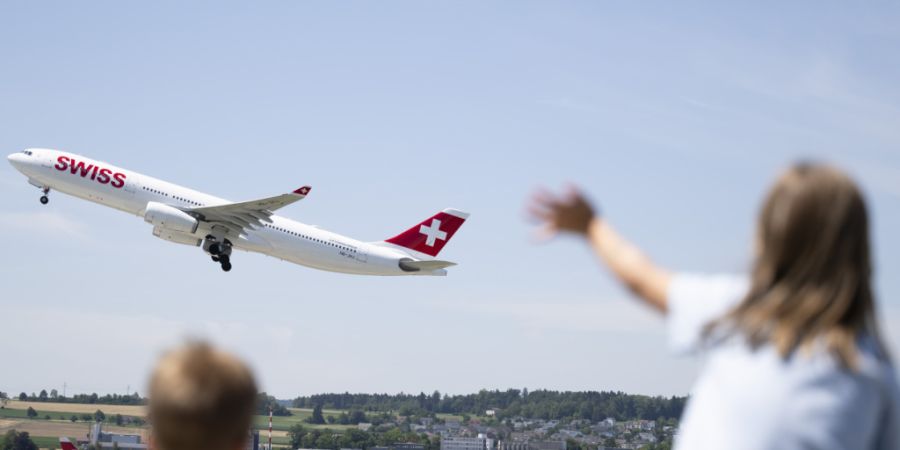 Mit dem Beginn der Sommerferien herrschte im Juli am Flughafen Zürich Hochbetrieb. (Archivbild)