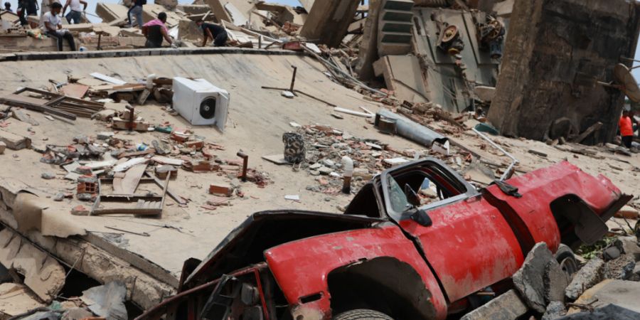 dpatopbilder - Ein Fahrzeug ist unter einem Gebäude eingeklemmt, das nach den Erdbeben in La Guaira, eingestürzt ist. Foto: Javier Campos/AP/dpa