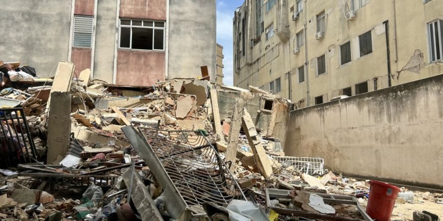 Trümmer liegen nach dem verheerenden Erdbeben vor einem Gebäude im Westen der Stadtmitte von Caracas. Foto: Ivanna Laura/dpa