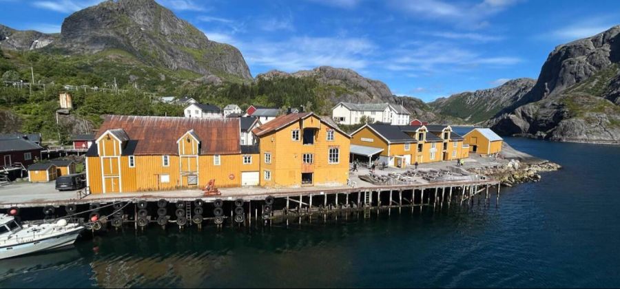 Die Rallyefahrer besuchten das historische Fischerdorf Nusfjord auf den Lofoten.