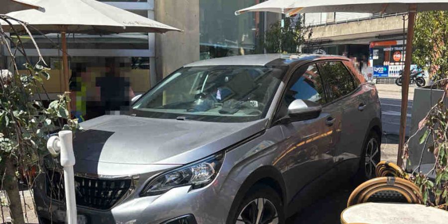 Weil sie einem Polizeifahrzeug ausweichen wollte, ist die 36-jährige Autofahrerin in ein Gartenrestaurant gefahren. Eine Besucherin wurde dabei verletzt.