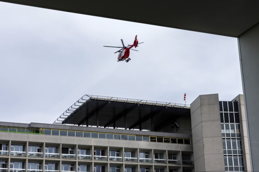 Zwei Rega-Helikopter stehen im Einsatz.