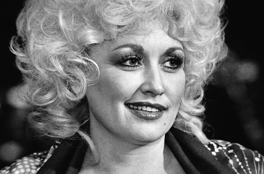 Dolly Parton im Jahr 1982: Bei einer Probe in Nashville. In dieser Zeit feierte sie mit Filmen wie «9 to 5» und «The Best Little Whorehouse in Texas» ihre grössten Kinoerfolge.