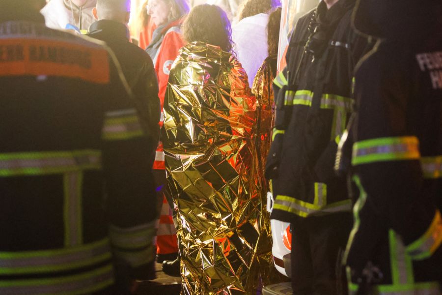 Kurz nach Mitternacht konnten die 23 Fahrgäste unverletzt aussteigen.