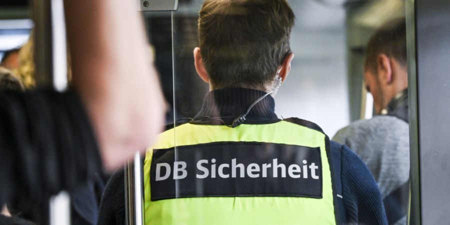 ARCHIV - Ein Mitarbeiter der DB-Sicherheit steht in einem Zug. Foto: Jens Kalaene/dpa