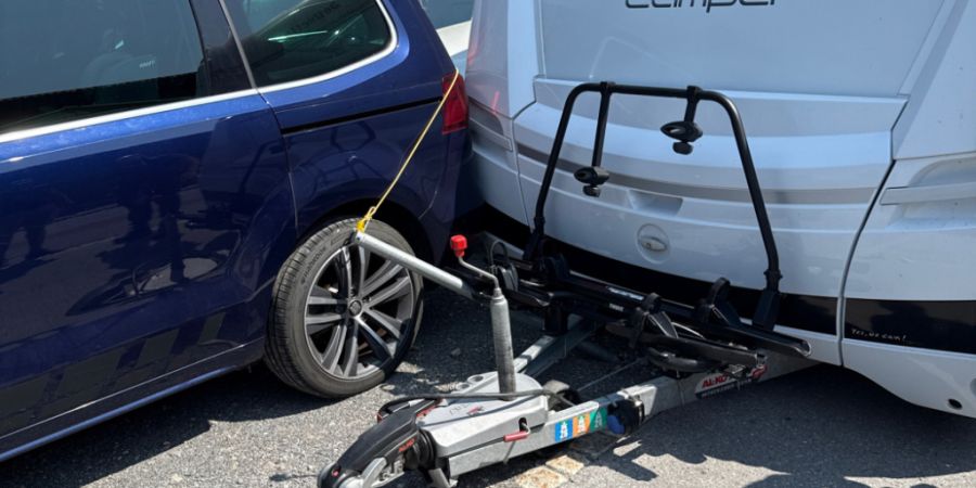 Der führerlose Anhänger kollidierte in Jakobsbad AI mit zwei parkierten Autos.