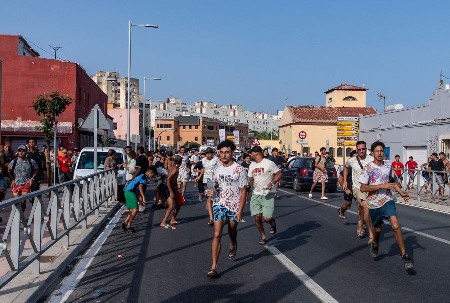 Junge Migranten laufen durch die Strassen von Ceuta, nachdem sie die Grenze zur spanischen Exklave überquert hatten.