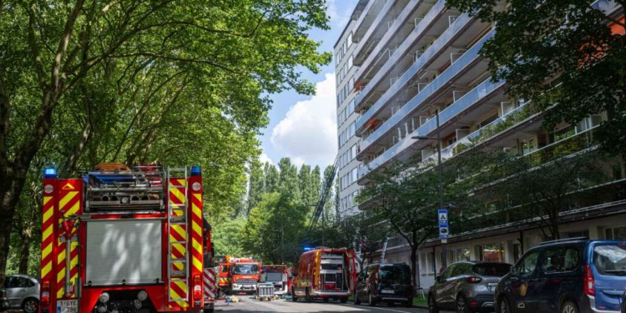 Feuerwehrleute sind am Brandort eines Wohnhauses in der August-Vermeylenlaan in Antwerpen im Einsatz. Foto: Jonas Roosens/Belga/dpa