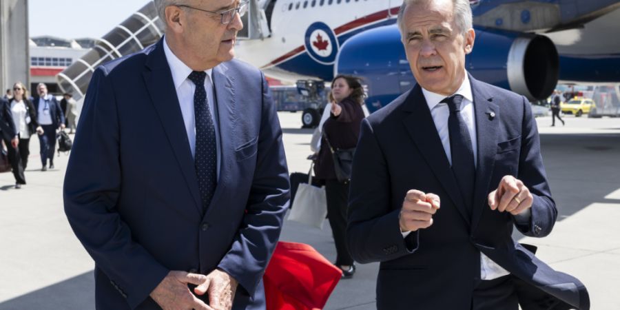 Der kanadische Premierminister Mark Carney (rechts) unterhält sich bei seiner Ankunft am Genfer Flughafen mit Bundespräsident Guy Parmelin.