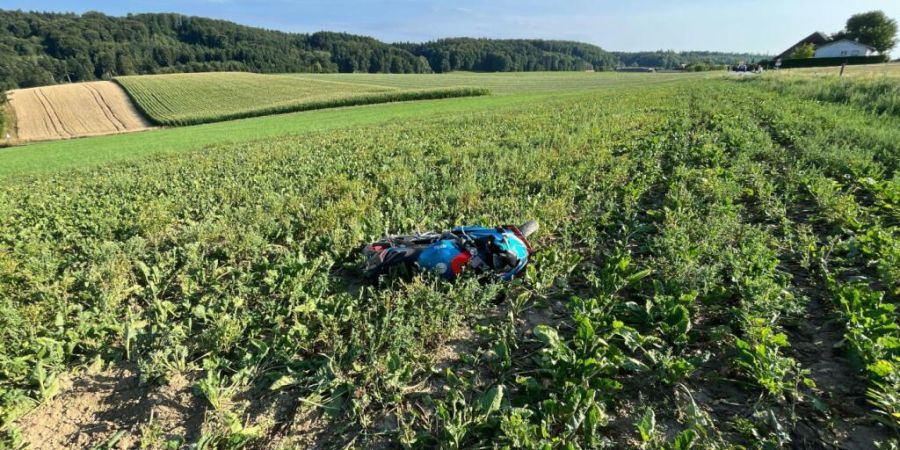 Ein 25-Jähriger ist am Montag mit seinem Töff in Gossliwil SO gestürzt und hat sich dabei schwer verletzt.