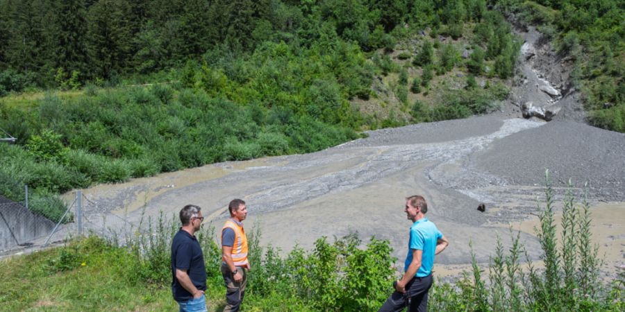 Von links nach rechts: Der Urner Baudirektor Hermann Epp besuchte am Samstag mit Oliver Indergand (Projektleiter Wasserbau) und Lukas Eggimann (Leiter Abteilung Naturgefahren) den gefü...
