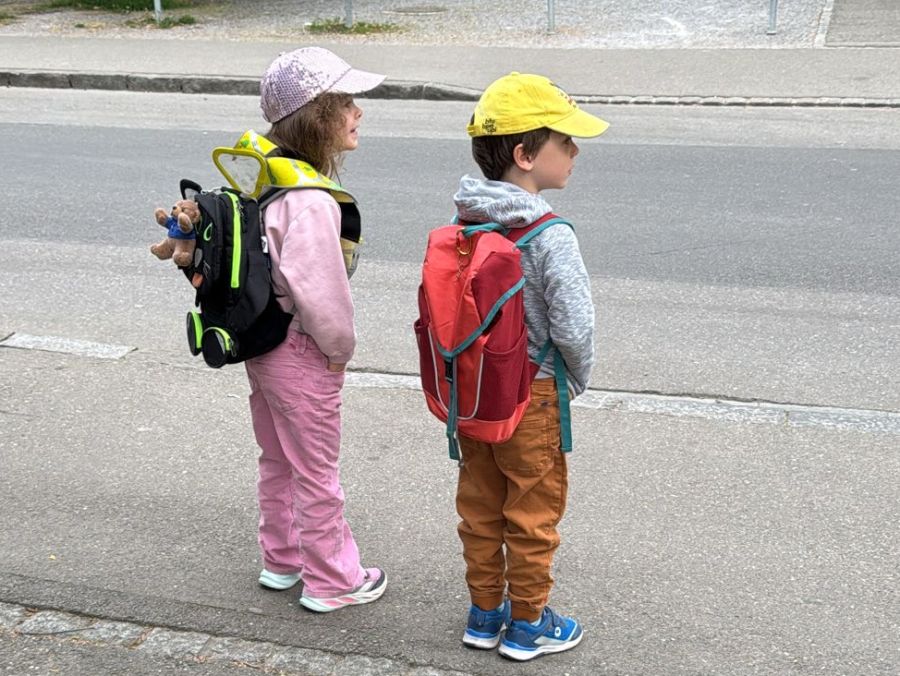 Die Zwillinge Giada und Zeno auf dem Weg zum Kindergarten.