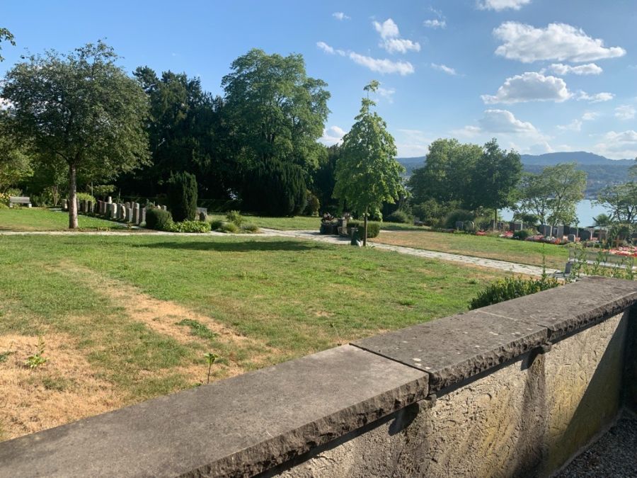 Auf dem Weg zum Seeplatz nutzen Badegäste teilweise den Weg durch den Friedhof Erlenbach ZH.