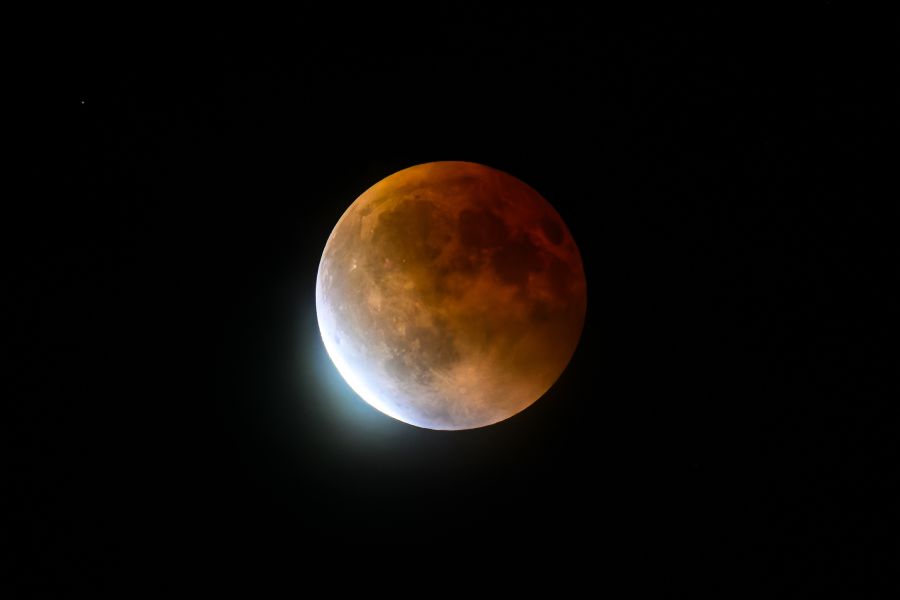 Während eine Sonnenfinsternis nur bei Neumond entsteht, braucht es für eine Mondfinsternis einen Vollmond.