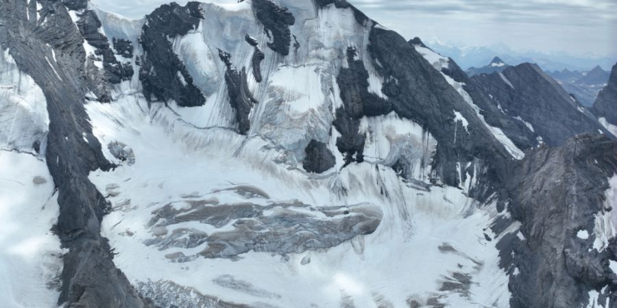Am Blüemlisalpgletscher kam ein Mann beim Absturz in eine Spalte ums Leben.